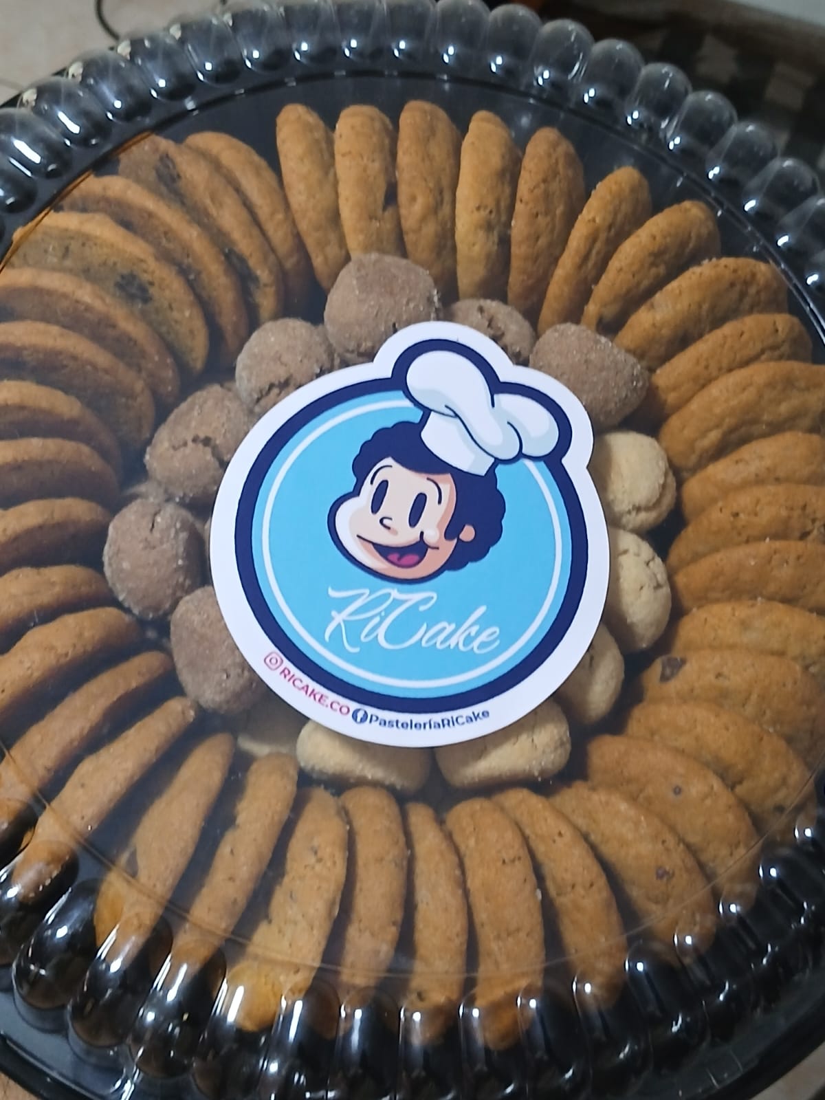 Charola de galletas de chispas de chocolate y besos de nuez